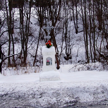 komancza2009c Komańcza, krzyż przydrożny, zima 2009 (foto: P. Szechyński)