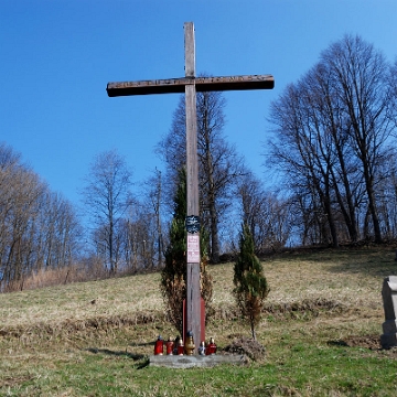 polana2011a Polana, krzyż pamięci ofiar I i II wojny światowej, 2011 (foto: P. Szechyński)