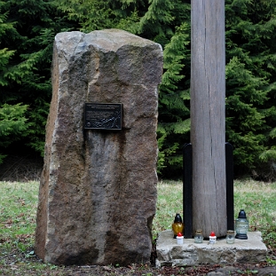 brenz11b Brenzberg (Jasieniów, Jeleniowaty), miejsce po leśniczówce. Pamiątkowy głaz pamięci 74 Polaków zamordowanych przez UPA w sierpniu 1944r., 2014 (foto: P....
