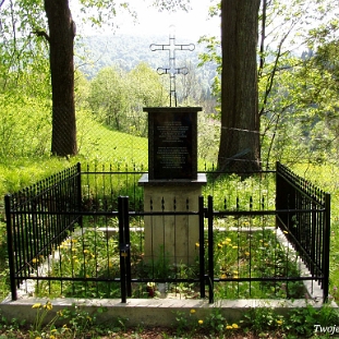 dolzyca2005c Dołżyca k.Cisnej, pomnik w miejscu po cerkwi z 1907 roku, 2005 (foto: P. Szechyński)