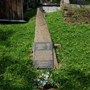 szczawne2010l Szczawne, pamiątkowa płyta obok cerkwi z nazwiskami rodzin żyjących 10.1945 w Szczawnem (foto: P. Szechyński)