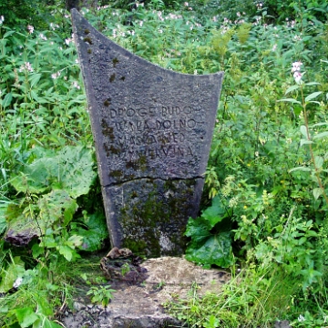 zatwarnica2005a Zatwarnica, droga na Hylaty. Tablica z napisem, iż budowała ją Dolnośląska Jednostka Wojskowa w roku 1963, stan na rok 2005 (foto: P. Szechyński)