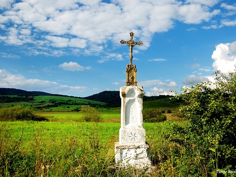 Krzyże przydrożne i inne Bieszczadzkie krzyże przydrożne, krzyże stawiane z różnych innych okazji oraz symboliczne cmentarze z okresu I wojny