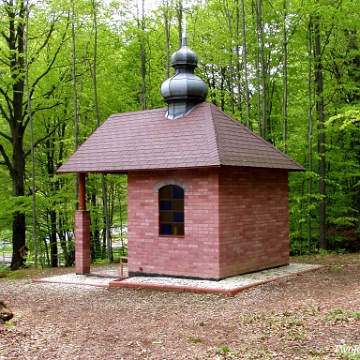 radoszyce2005b Radoszyce , kapliczka obok cudownego źródełka, 2005 (fot. P. Szechyński)