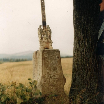 batko980 Beniowa, oryginalny cokół i krzyż przydrożny Iwana Batko z 1888r. Zdjęcie z 30.09.1995 (foto: Andrzej Machowski)
