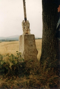 batko980 Beniowa, oryginalny cokół i krzyż przydrożny Iwana Batko z 1888r. Zdjęcie z 30.09.1995 (foto: Andrzej Machowski)