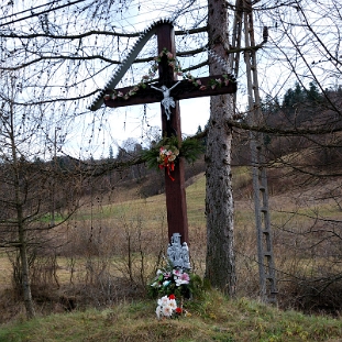 komancza2009a Komańcza, krzyż w pobliżu mostu nad potokiem Barbarka, 2009 (foto: P. Szechyński)