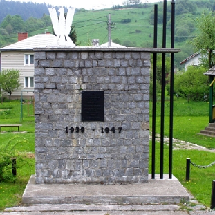 komancza2005b Komańcza, poległym w latach 1939-1947. Pomnik ten znajdował się na skwerku między kościołem a posterunkiem policji. W roku 2010 został zastąpiony nowym...