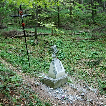 upa2009a Duszatyn (okolica), nieistniejący obelisk pamięci UPA, wiosna 2009 (foto: P. Szechyński)