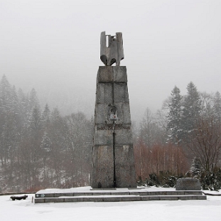 walter2008a Jabłonki, pomnik gen. Karola Świerczewskiego zimą. W 2018 roku został rozebrany, 2008 (foto: P. Szechyński)