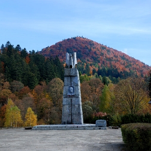 walter2013c Jabłonki, pomnik gen. Karola Świerczewskiego. W 2018 roku został rozebrany, 2013 (foto: P. Szechyński)
