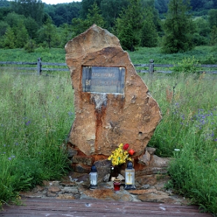 wolosate2010a Wołosate, przy torfowisku, pamięci Bogusławy Kranz - sołtys Ustrzyk Górnych mieszkającej w Wołosatem, 2010 (foto: P. Szechyński)