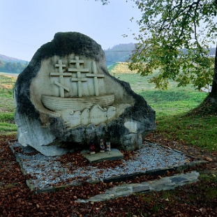 zernica11a Żernica Wyżna, pamiątkowy głaz symbolizujący ekumenizm, 2016 (foto: P. Szechyński)