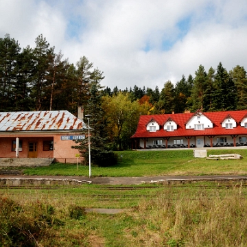 lupkow2014a Nowy Łupków, stacja PKP oraz pensjonat w miejscu dawnego sklepu i baru "Pod Sosną", 2014 (foto: P. Szechyński)