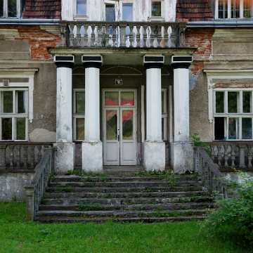 baligrod2010o Baligród, dawna willa dr Kuźmaka, zwana potocznie "Kuźmakówką" lub "Willą notariusza". Obecnie siedziba Nadleśnictwa Baligród, 2010 (foto: P. Szechyński)