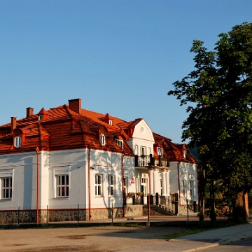 baligrod2013c Baligród, dawna willa dr Kuźmaka, zwana potocznie "Kuźmakówką" lub "Willą notariusza", po remoncie. Obecnie siedziba Nadleśnictwa Baligród, 2013 (foto: P....