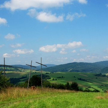 baligrod2018d Baligród, trzy krzyże (przystanek drogi krzyżowej), ścieżka spacerowa, 2018 (foto: P. Szechyński)