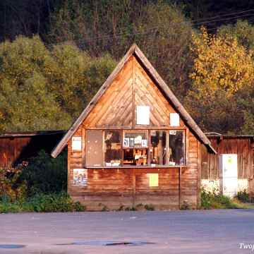 cisna2005a Cisna, pierwszy kiosk Ryszarda Szocińskiego - Atamania Bieszczadu, 2005 (foto: P. Szechyński)