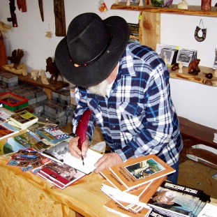 cisna2007c Cisna, Ryszard Szociński podpisuje książki gęsim piórem, 2007 (foto: P. Szechyński)