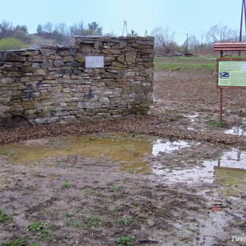 kalnica2004f Kalnica, pozostałości stodoły dworskiej, 2004 (foto: P. Szechyński)