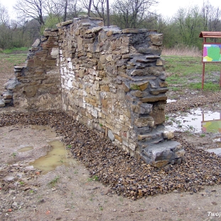 kalnica2004g Kalnica, pozostałości stodoły dworskiej, 2004 (foto: P. Szechyński)
