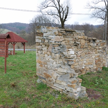 kalnica2010b Kalnica, pozostałości stodoły dworskiej, 2010 (foto: P. Szechyński)