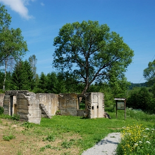 lutowiska2019f Lutowiska, ruiny synagogi, 2019 (foto: P. Szechyński)