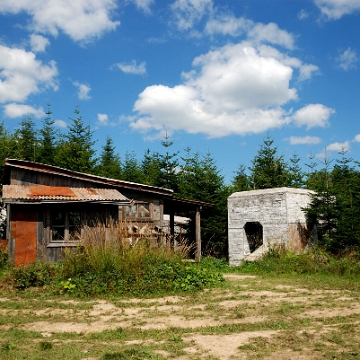 tarnawa2018f Tarnawa Niżna, punkt widokowy Pichurów, zabudowania z serialu Wataha, 2018 (foto: P. Szechyński)