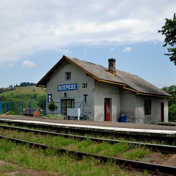 rzepedz2010t Rzepedź, stacja PKP, obecnie ten budynek już nie istnieje, 2010 (foto: P. Szechyński)