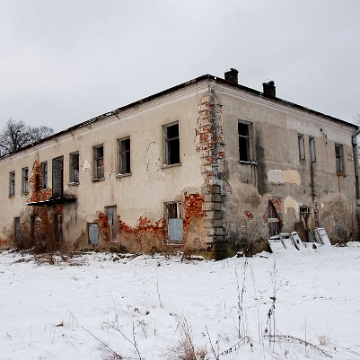 uherce2009f Uherce dwór obronny Herburtów, wzniesiony w II połowie XVI wieku, zima 2009 (foto: P. Szechyński)