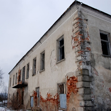 uherce2009g Uherce dwór obronny Herburtów, wzniesiony w II połowie XVI wieku, zima 2009 (foto: P. Szechyński)