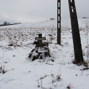 uherce2009i Uherce, krzyże pod wzgórzem Lachawa, pochodząc e z cmentarza z I wojny św., zima 2009 (foto: P. Szechyński)