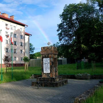 ud5 Ustrzyki Dolne, obelisk pamięci żołnierzy J.W. 2292 poległych w walkach z UPA (foto: P. Szechyński)