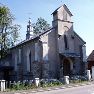 baligrod2004c Baligród, kościół parafialny Niepokalanego poczęcia NMP, obecnie nie pełni swojej roli, 2004 (foto: P. Szechyński)