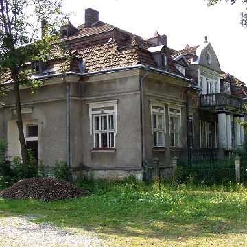 baligrod2006a Baligród, dawna willa dr Kuźmaka, zwana potocznie "Kuźmakówką" lub "Willą notariusza". Obecnie siedziba Nadleśnictwa Baligród, 2006 (foto: P. Szechyński)