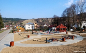 komancza2011a Komańcza, skwer tuż po oddaniu do użytku, 2011 (foto: P. Szechyński)