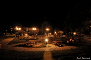 komancza2012r Komańcza, skwer nocą, 2012 (foto: P. Szechyński)