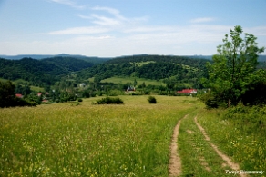 komancza2019c Komańcza, widok ze ścieżki przyrodniczo-historycznej, na wprost cerkiew prawosławna i szkoła, 2019 (foto: P. Szechyński)
