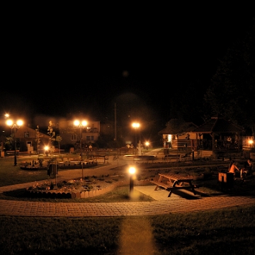 komancza2012r Komańcza, skwer nocą, 2012 (foto: P. Szechyński)