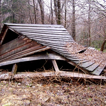 zebrak2008c Przełęcz Żebrak, stara wiata turystyczna, wiosna 2008 (foto: P. Szechyński)