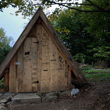 korbania-2014c Korbania, wiata - deszczochron na szczycie (foto: P. Szechyński)