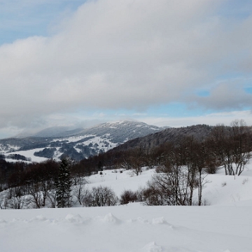 rawki2012z7 Przełęcz Wyżniańska, widok na Połoninę Wetlińską, zima 2012 (foto: P. Szechyński)