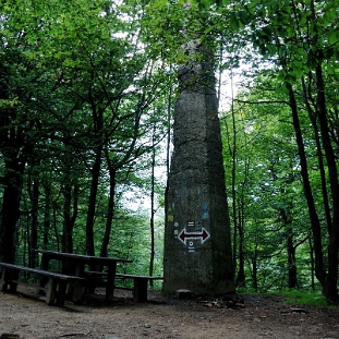 chrysz2017a Chryszczata, obelisk na szczycie (kiedyś była tu drewniana wieża widokowa, której był podporą (foto: P. Szechyński)