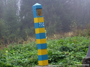 kinczyk2005a Ukraiński słup graniczny, przy umownych źródłach Sanu (Studnik). Tu kończy się ścieżka W Dolinie Górnego Sanu, 2005 (foto: P. Szechyński)