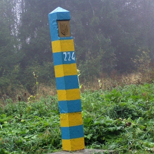 kinczyk2005a Ukraiński słup graniczny, przy umownych źródłach Sanu (Studnik). Tu kończy się ścieżka W Dolinie Górnego Sanu, 2005 (foto: P. Szechyński)