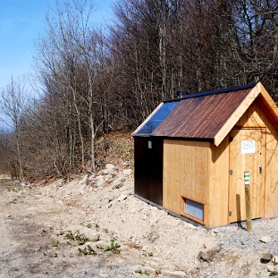 halicz2014b Przełęcz Bukowska, ekologiczna toaleta tuż po oddaniu do użytku w roku 2014 (foto: P. Szechyński)
