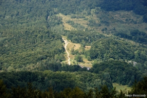 rawki2012l Szlak przez Dział z Małej Rawki do Wetliny. W dole Przełęcz Wyżna (foto: P. Szechyński)