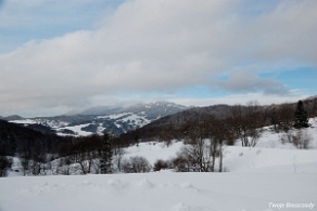 rawki2012z7 Przełęcz Wyżniańska, widok na Połoninę Wetlińską, zima 2012 (foto: P. Szechyński)