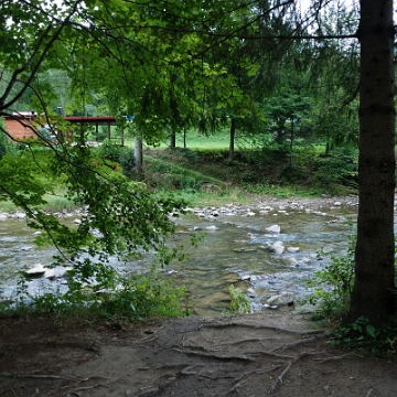 sine2017b Sine Wiry, droga od strony Polanek, Solinka w tle parking i camping, 2017 (foto: P. Szechyński)