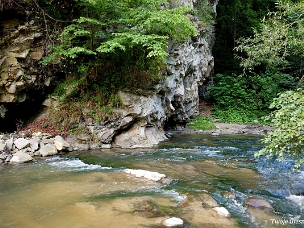 Grota w Rosolinie zwana jaskinią Jahybta. Znacznie ciekawsza od samej groty jest formacja skalna, w której się znajduje